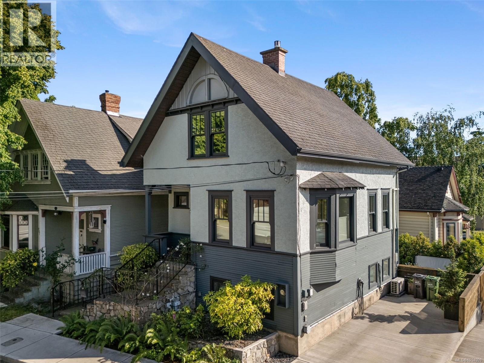 903 Collinson St, Victoria, BC V8V 3B7