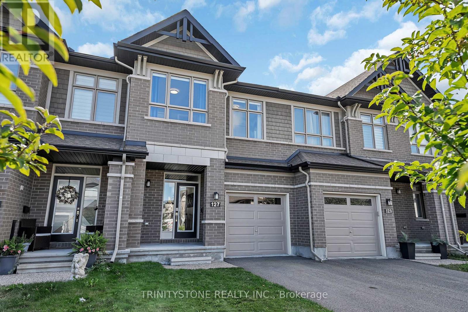127 Shinny Ave, Ottawa, ON K2S 1S3