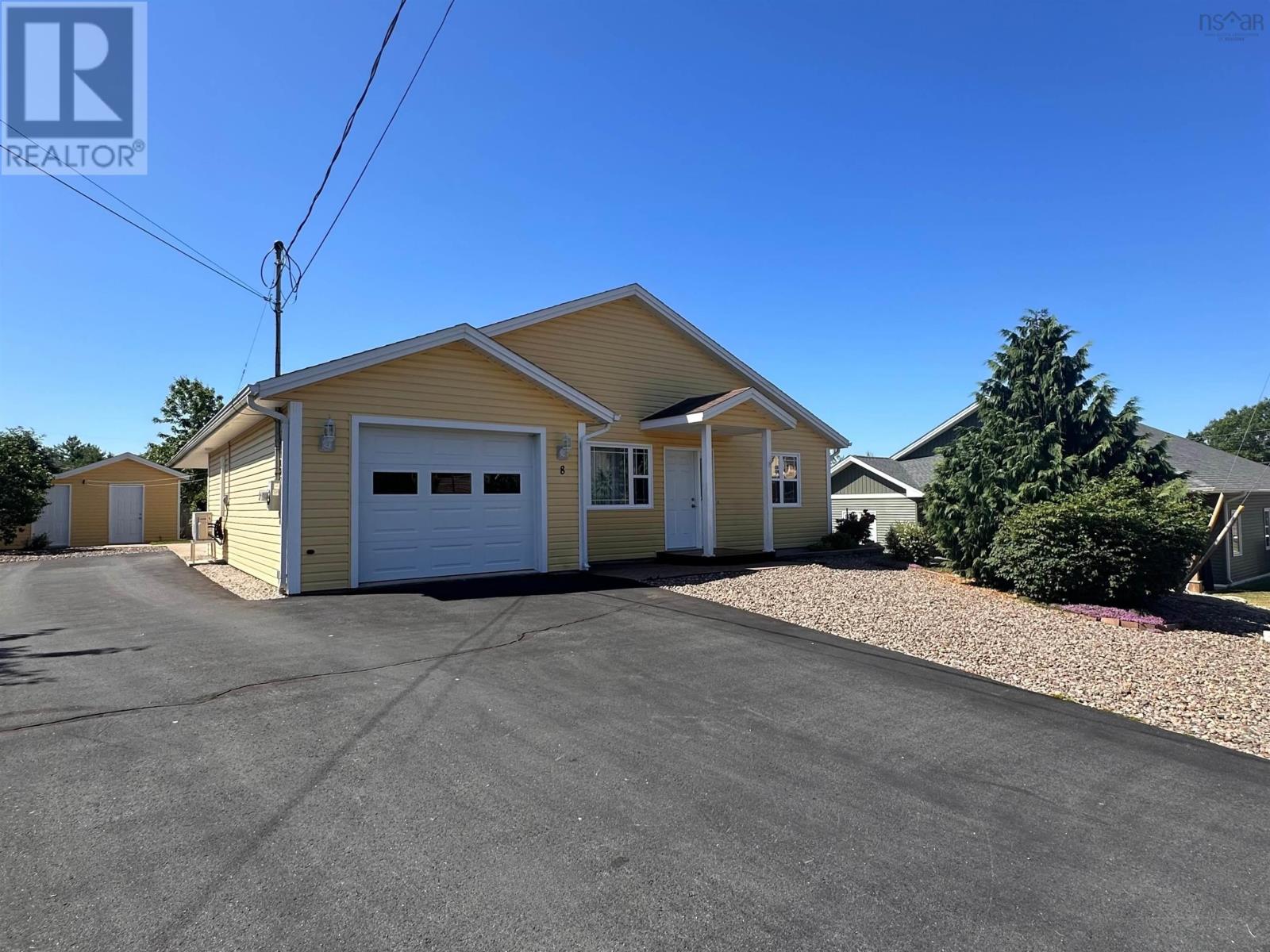 8 Dr Ernst Ct, Bridgewater, NS B4V 9A3