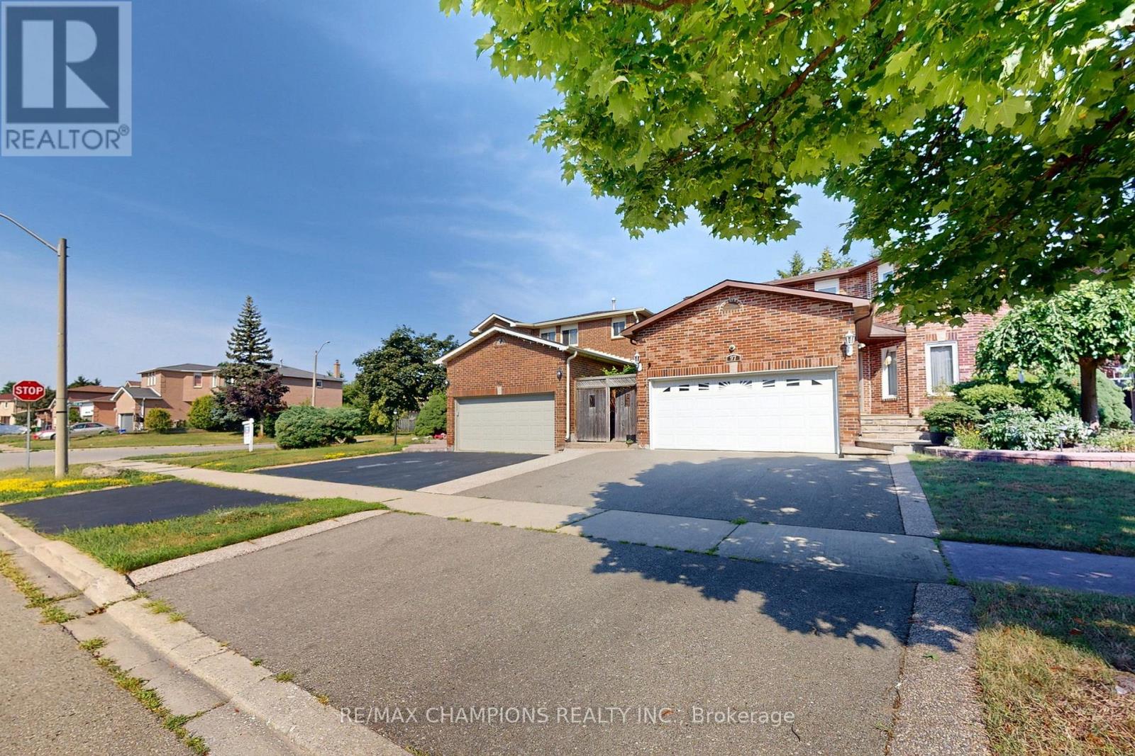 97 Castlehill Rd, Brampton, ON L6X 4C3