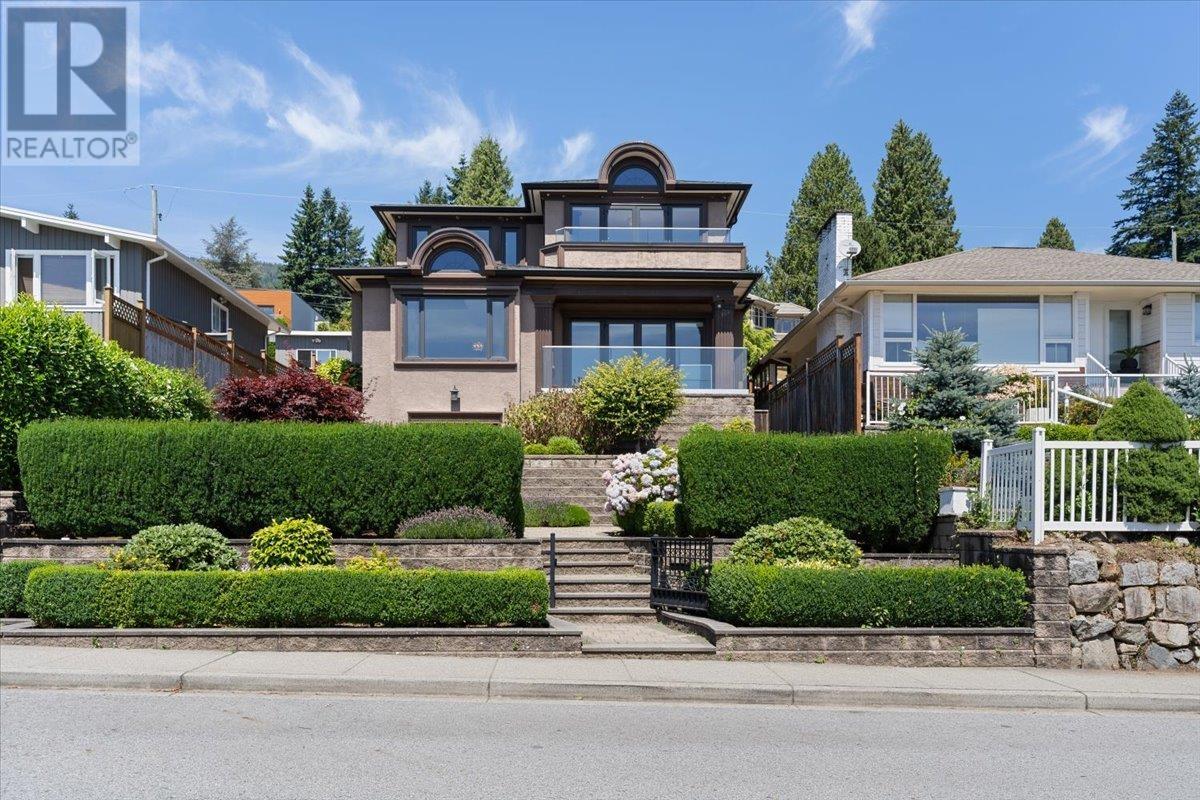 2171 Queens Ave, West Vancouver, BC V7V 2Y1