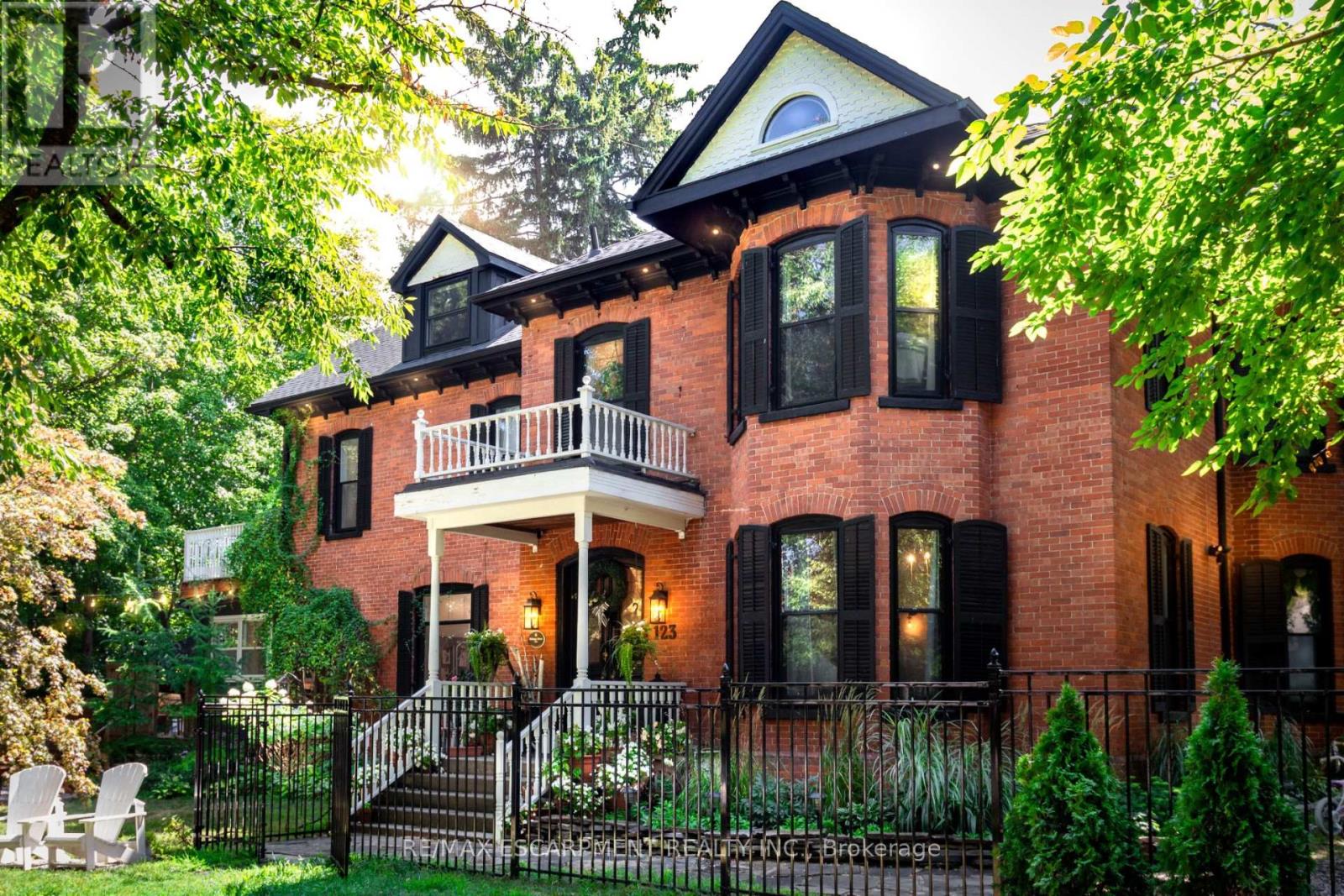 123 Main St W, Grimsby, ON L3M 1R9