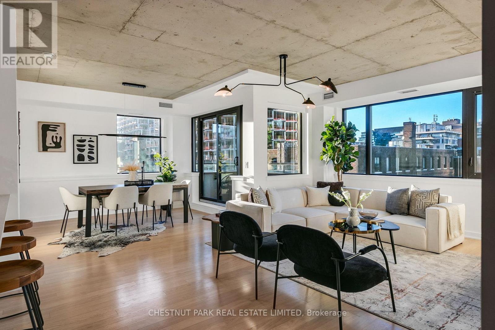 610 400 Wellington St, Toronto, ON M5J 2N7