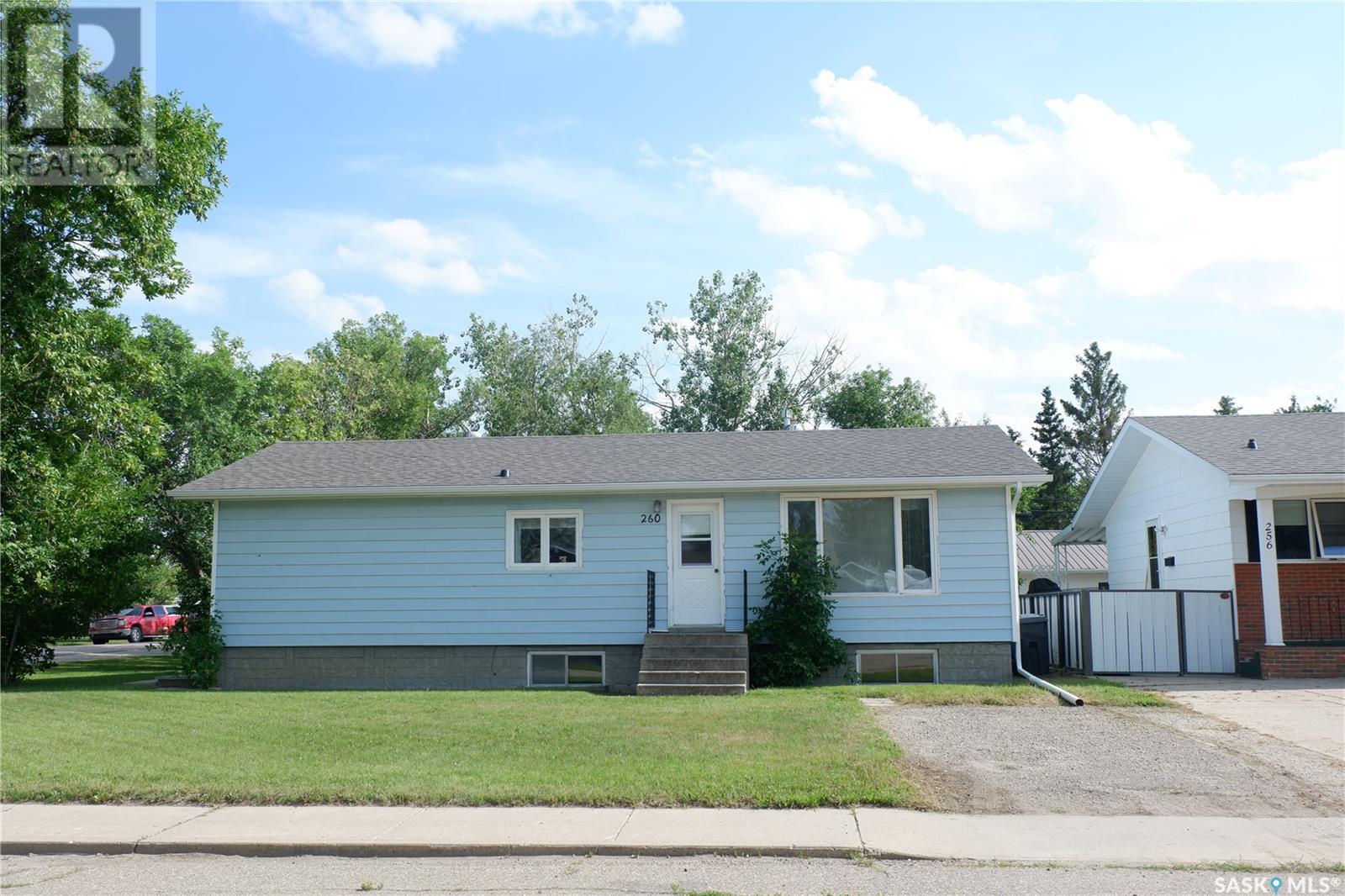260 6 Avenue East, Gravelbourg, SK S0H 1X0