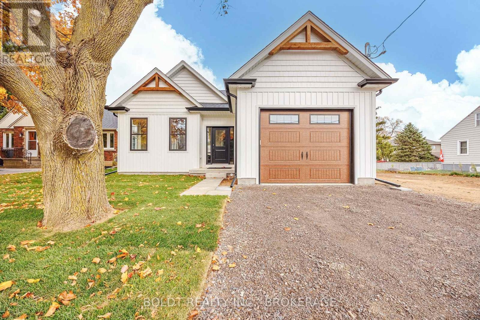 1051 Pelham St, Pelham Fonthill, ON L3C 3E4