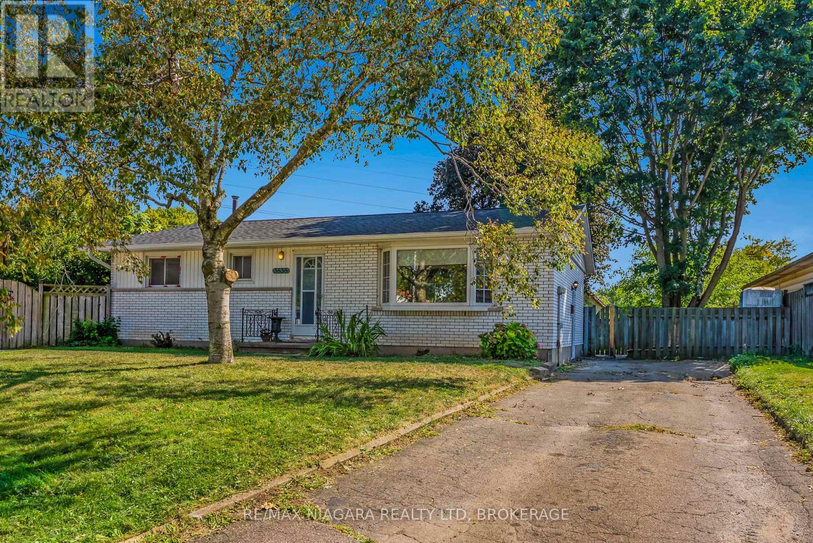 5858 Carman St, Niagara Falls Church's Lane, ON L2J 1S1