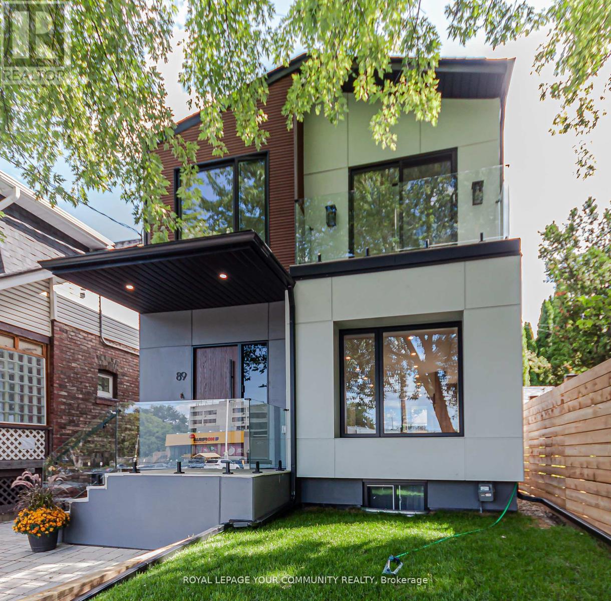 89 Gainsborough Rd, Toronto, ON M4L 3C3