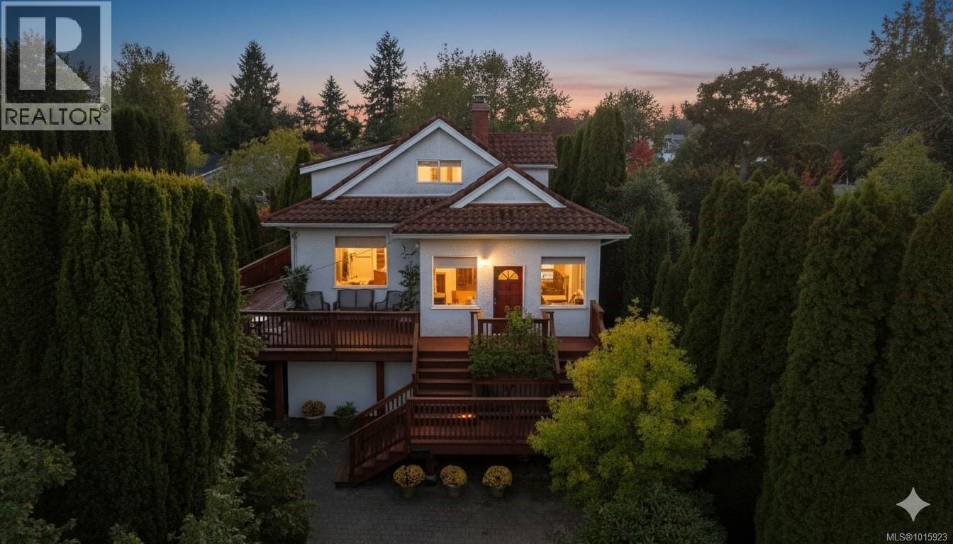 1295 Santa Rosa Ave, Saanich, BC V8Z 2V5