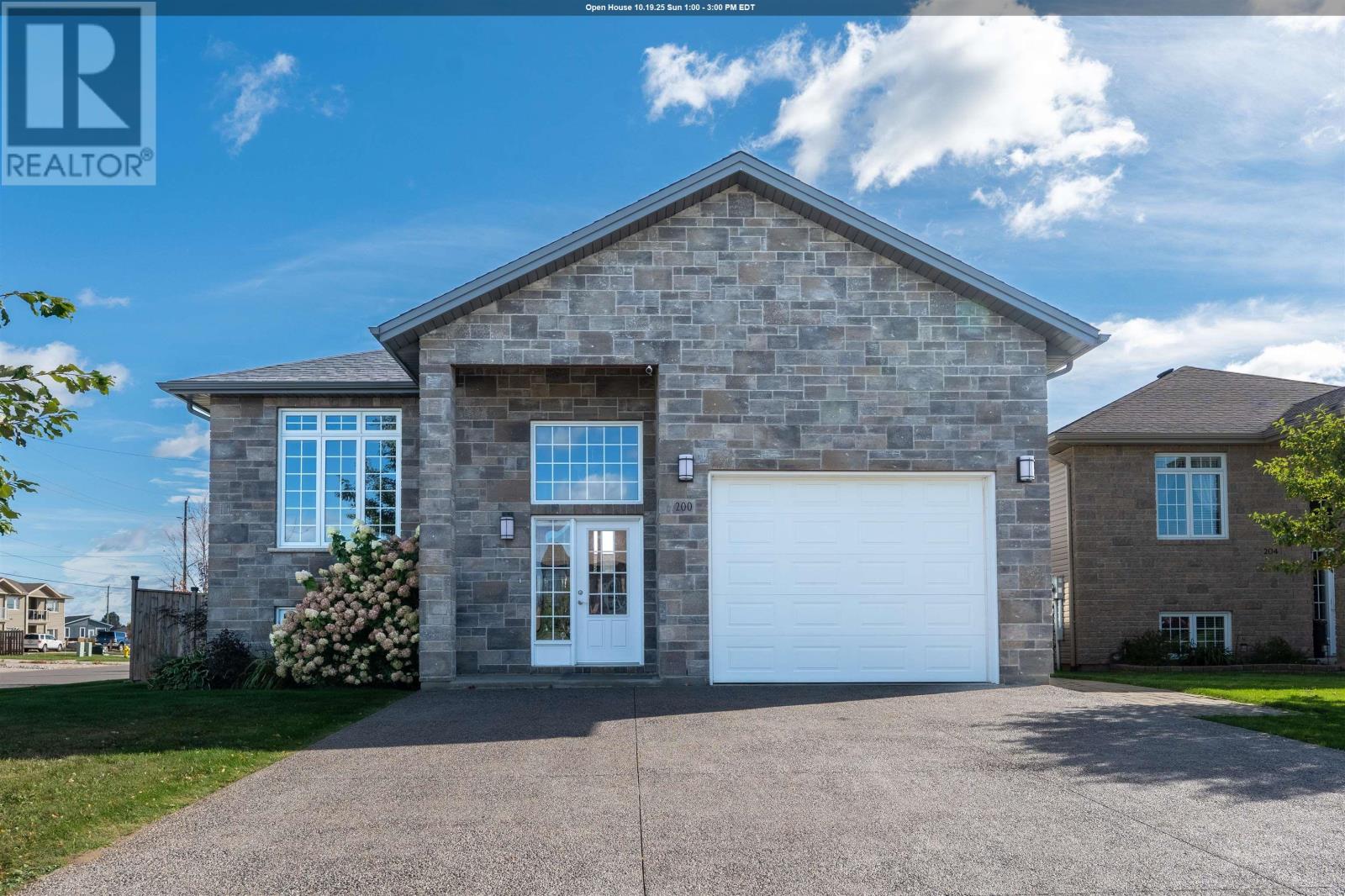 200 Deer Ct, Thunder Bay, ON P7G 6B4