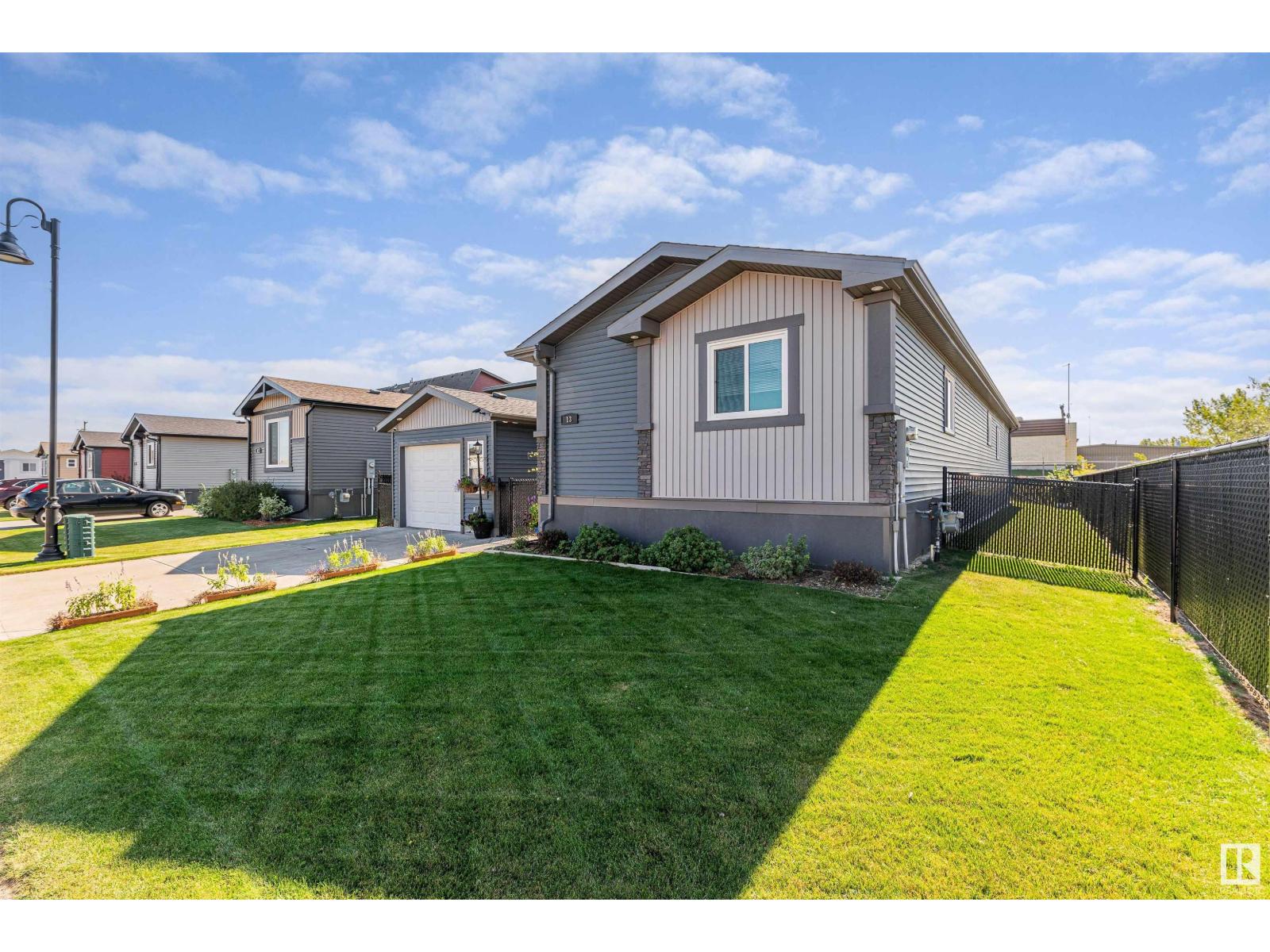 13 Laurel Dr, Morinville, AB T8R 2P7