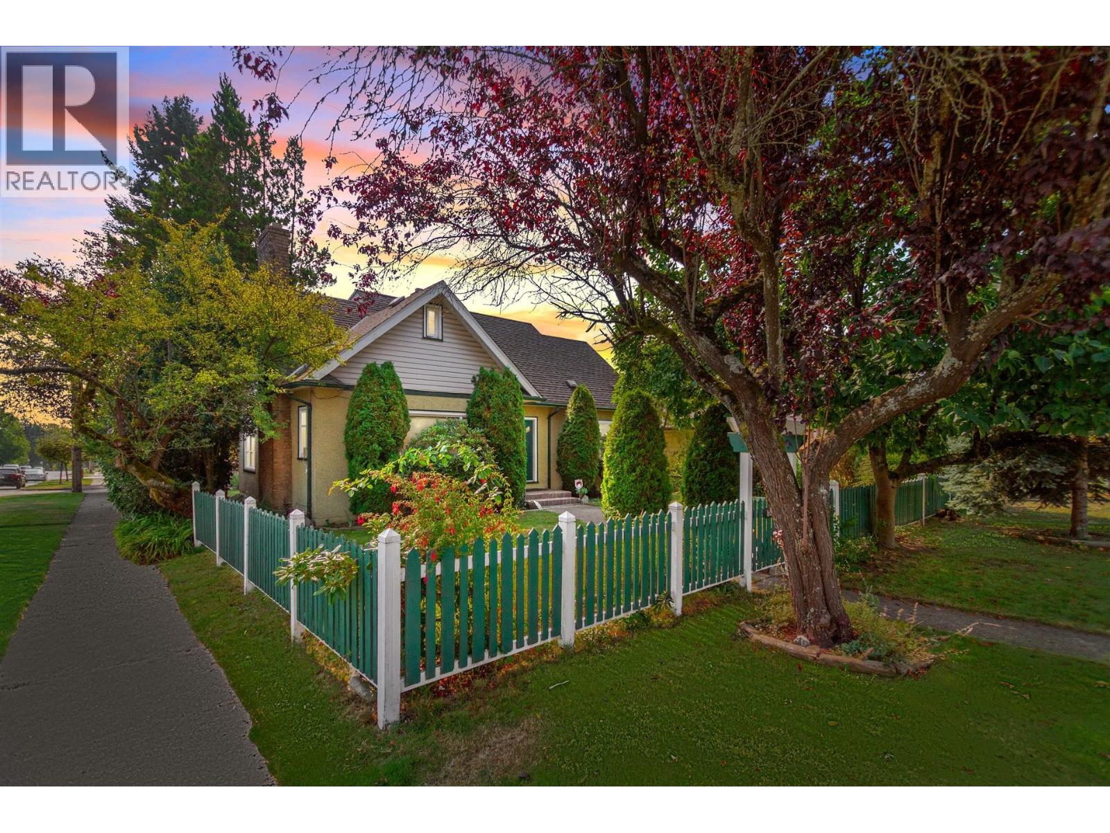 1602 Tenth Ave, New Westminster, BC V3M 3J3