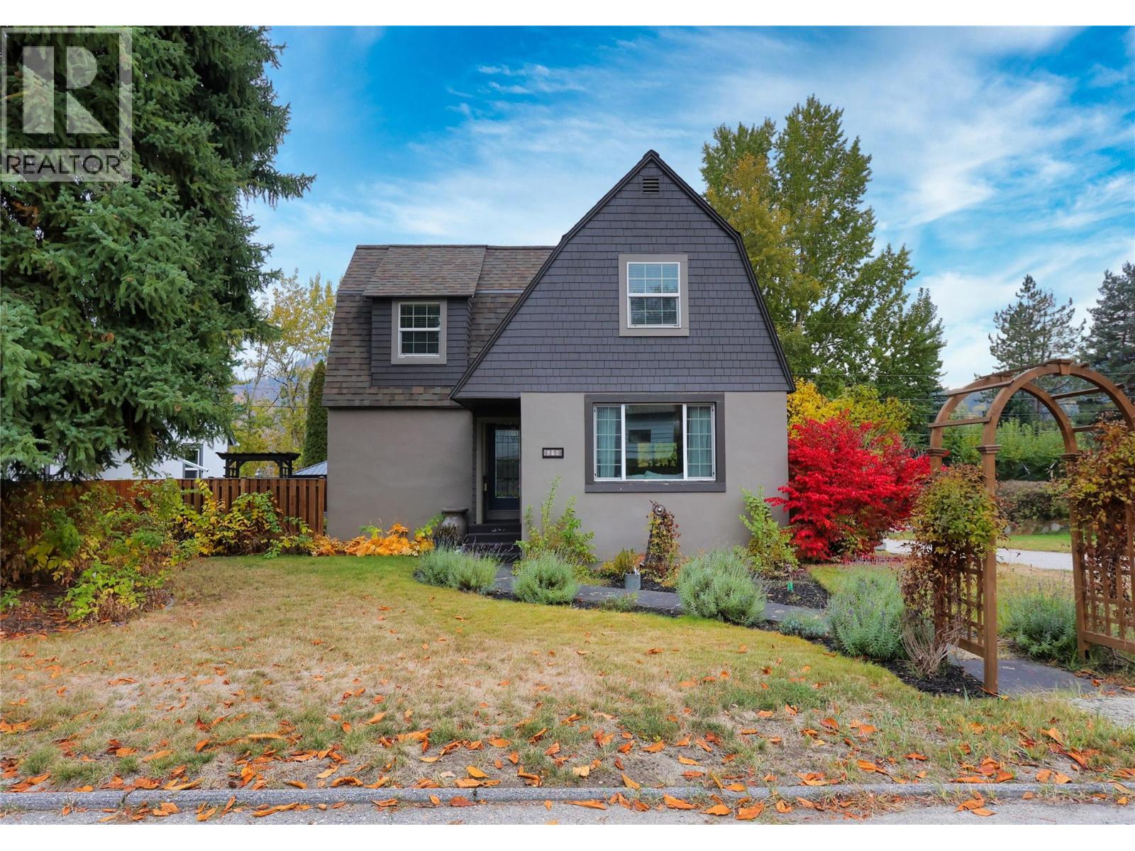 698 Kipling St, Warfield, BC V1R 2A2