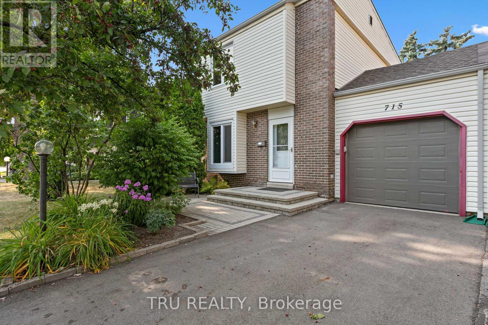 715 Mooneys Bay Pl, Ottawa, ON K1V 8W4
