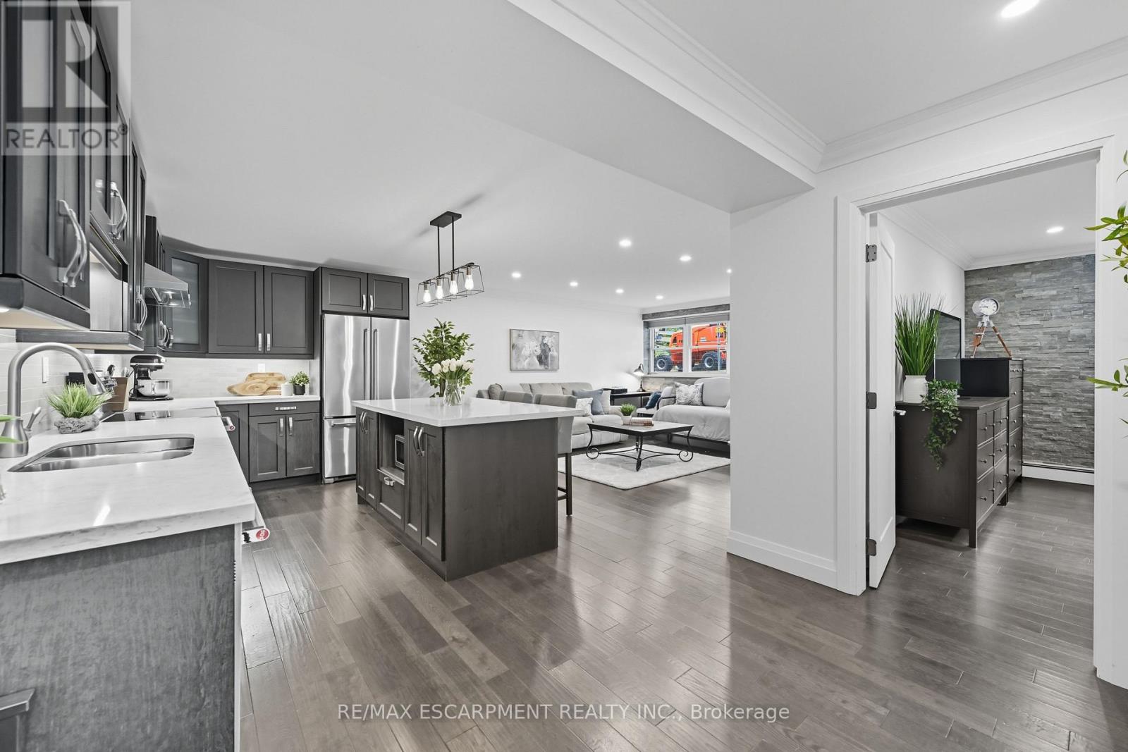 104 1377 Lakeshore Rd, Burlington, ON L7S 1B1