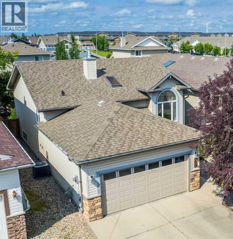 208 Silkstone Bay W, Lethbridge, AB T1J 2A2