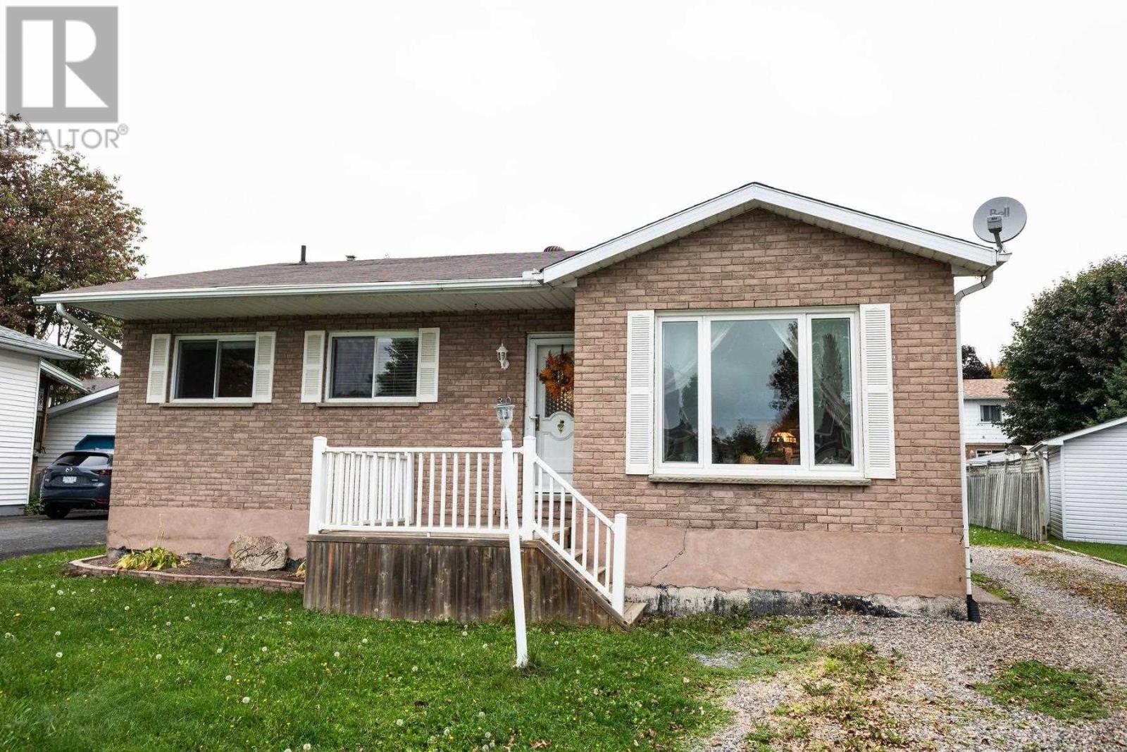 30 Sutton Pl, Sault Ste. Marie, ON P6A 6B4