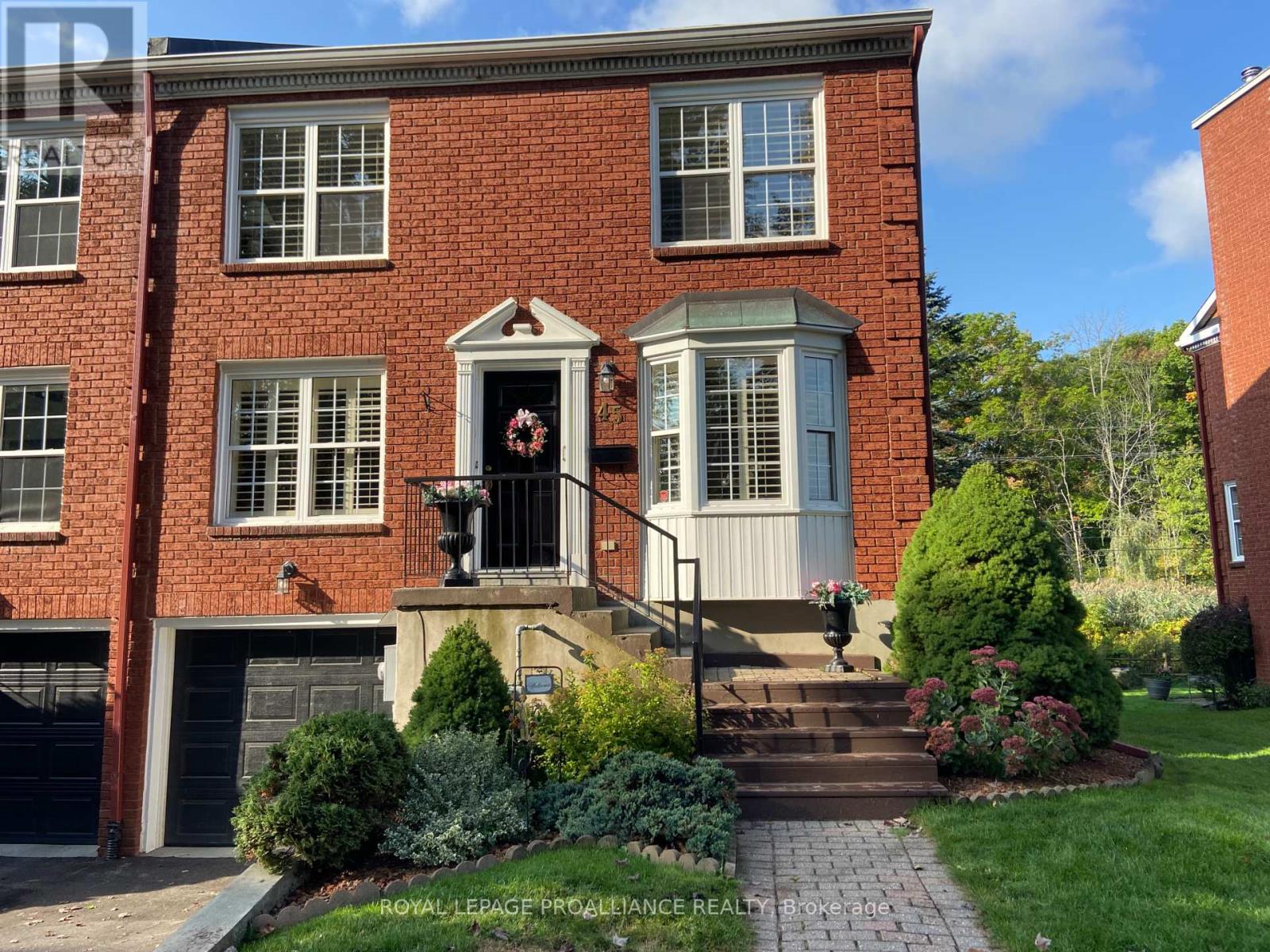 45 Country Club Pl, Brockville, ON K6V 6T9