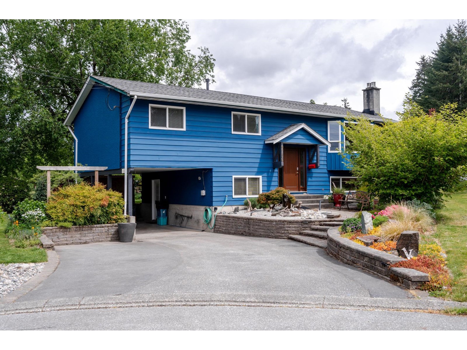 9756 Crown Cres, Surrey, BC V3V 6H9
