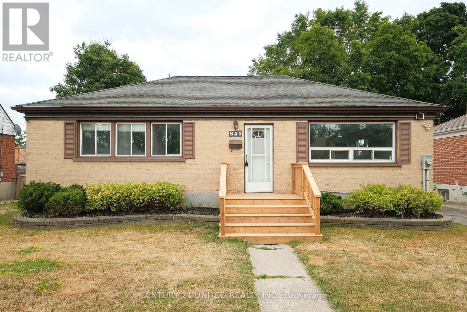 641 Bellaire St, Peterborough, ON K9J 3Y5