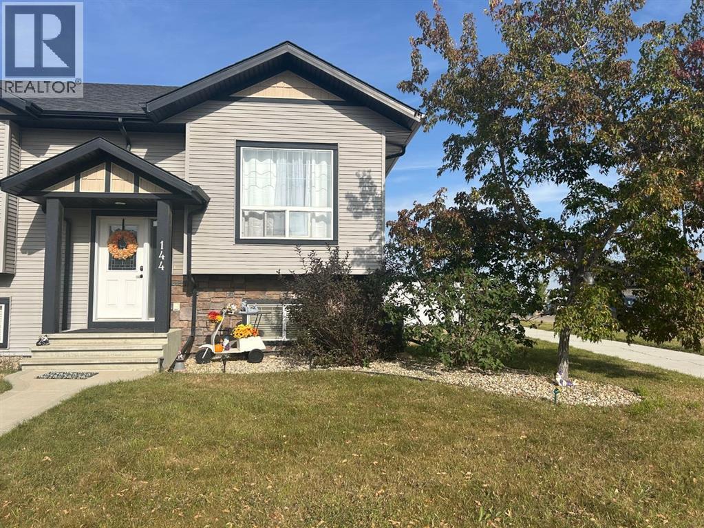 144 Henderson Cres, Penhold, AB T0M 1R0