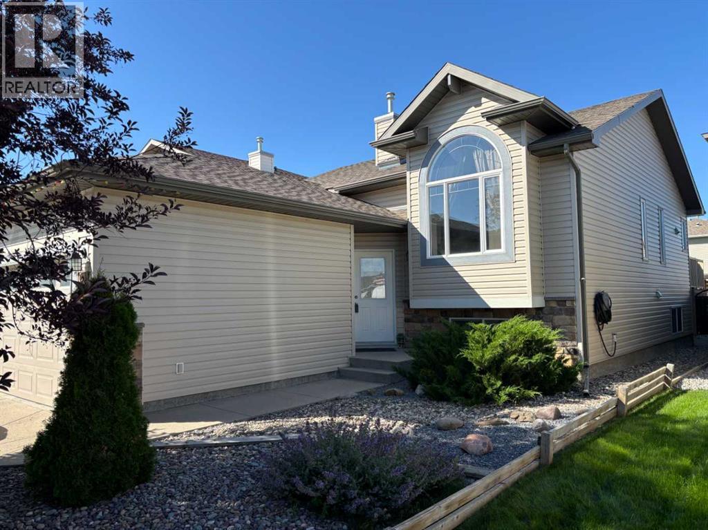 208 Silkstone Bay W, Lethbridge, AB T1J 2A2