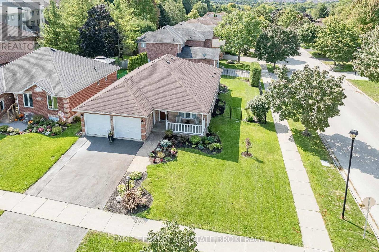 2 Forest Edge Cres, East Gwillimbury, ON L9N 1R8
