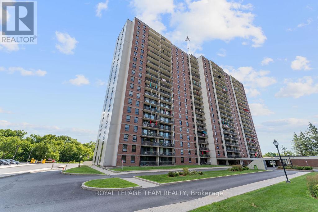 302 665 Bathgate Dr, Ottawa, ON K1K 3Y4