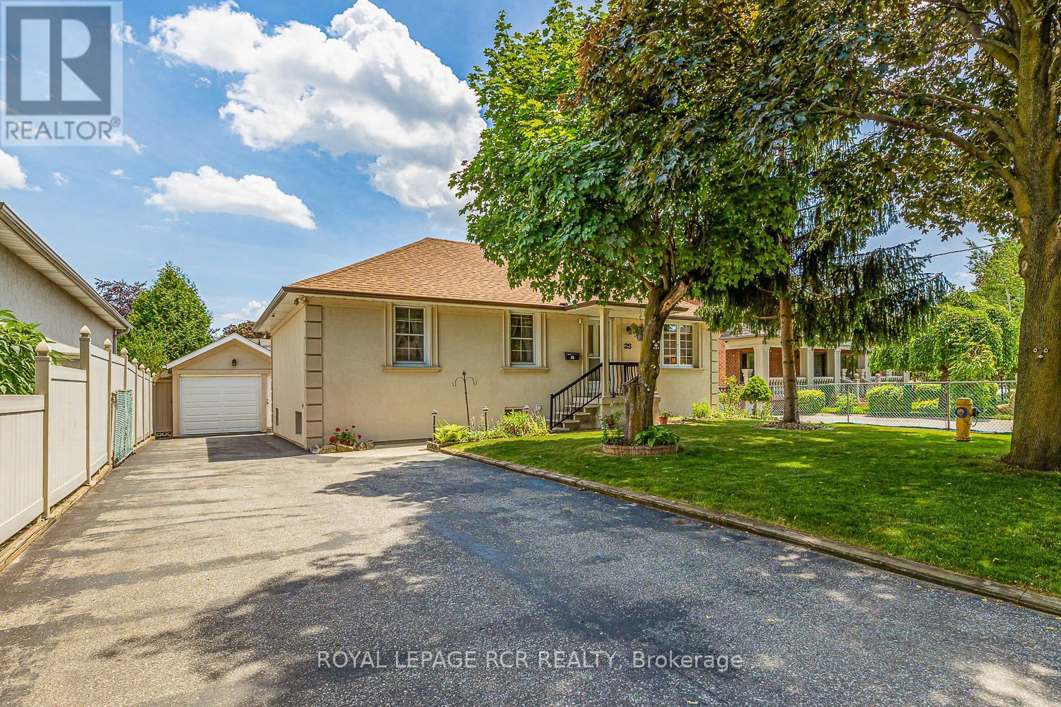 25 Ann Arbour Rd, Toronto, ON M9M 2J5