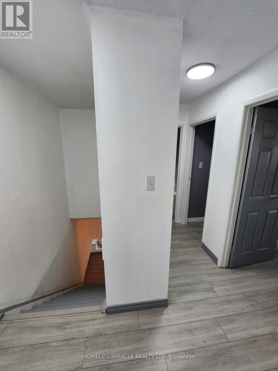 2 1100 Oxford St, Oshawa, ON L1J 6G4