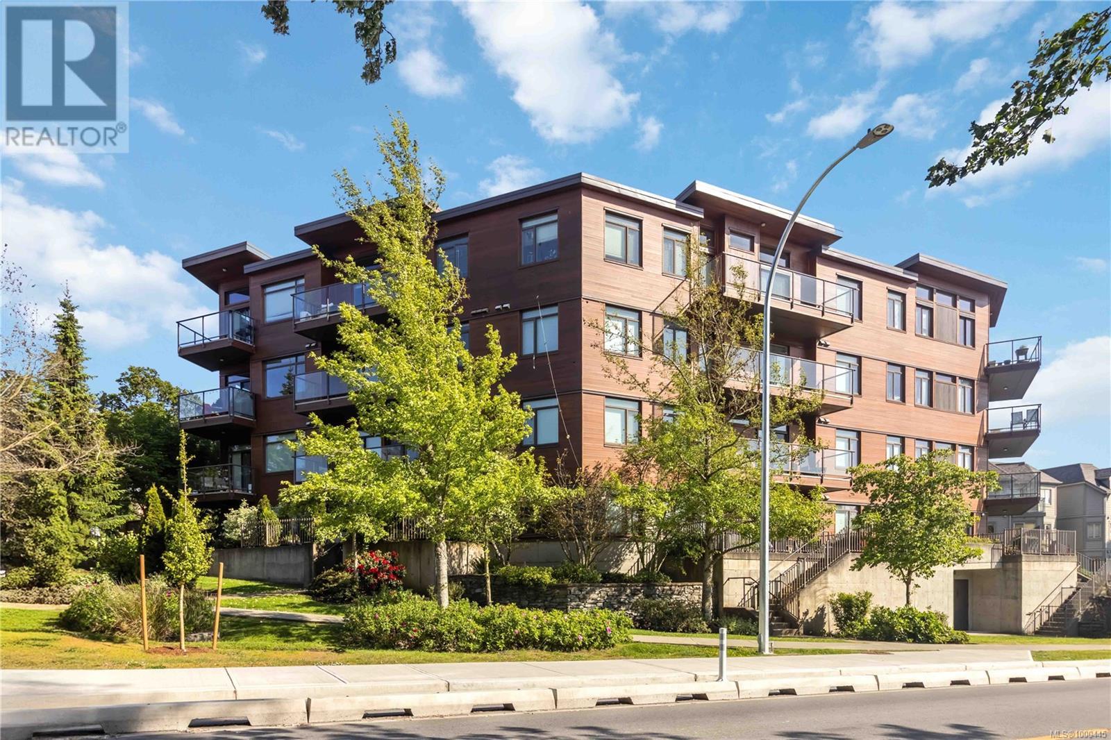 3614 Richmond Rd Unit 302 Rd, Saanich, BC V8P 4R5