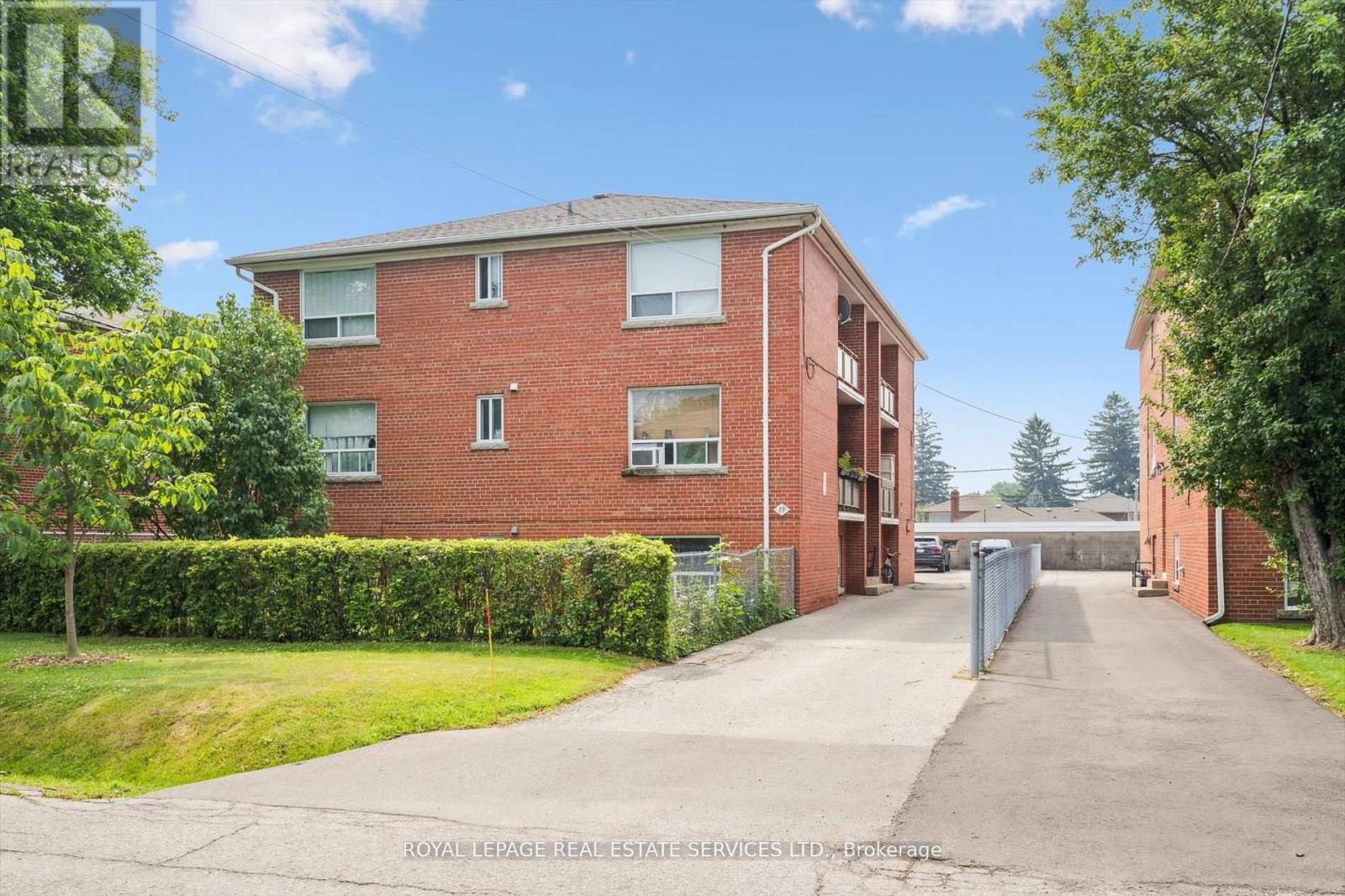 19 Dover Dr N, Toronto, ON M8W 1V7