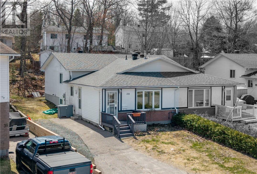 38 Beckett Blvd, Elliot Lake, ON P5A 3P7