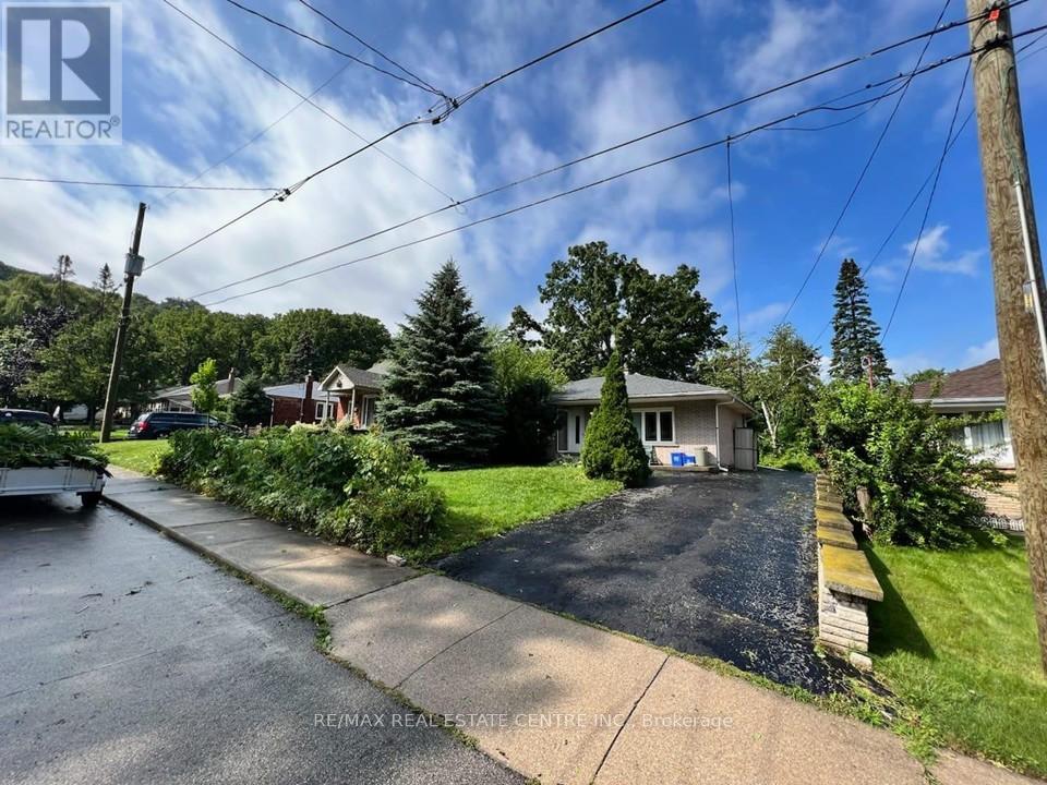 196 Rifle Range Rd, Hamilton, ON L8S 3B9
