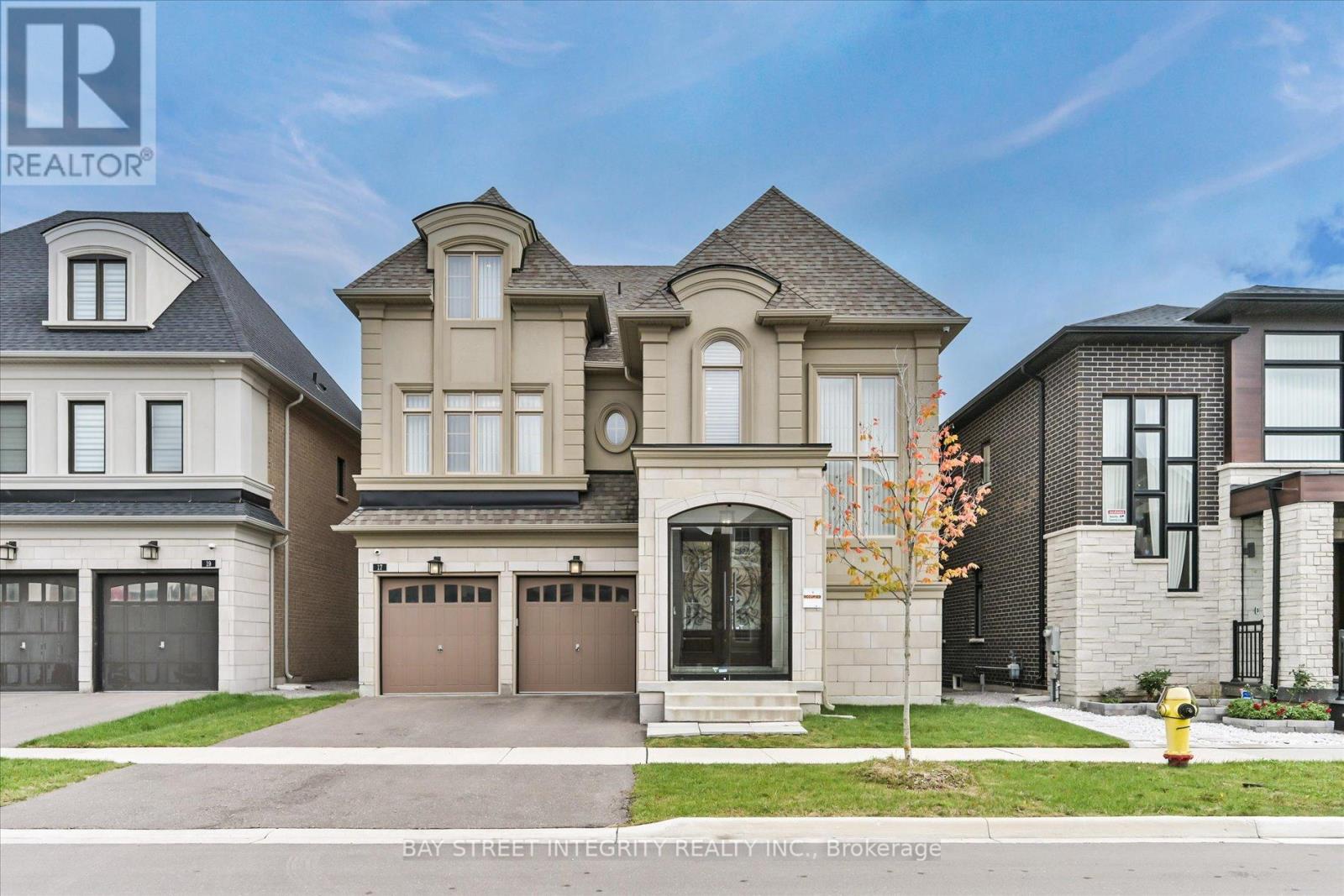 17 Red Giant St, Richmond Hill, ON L4C 4Z1