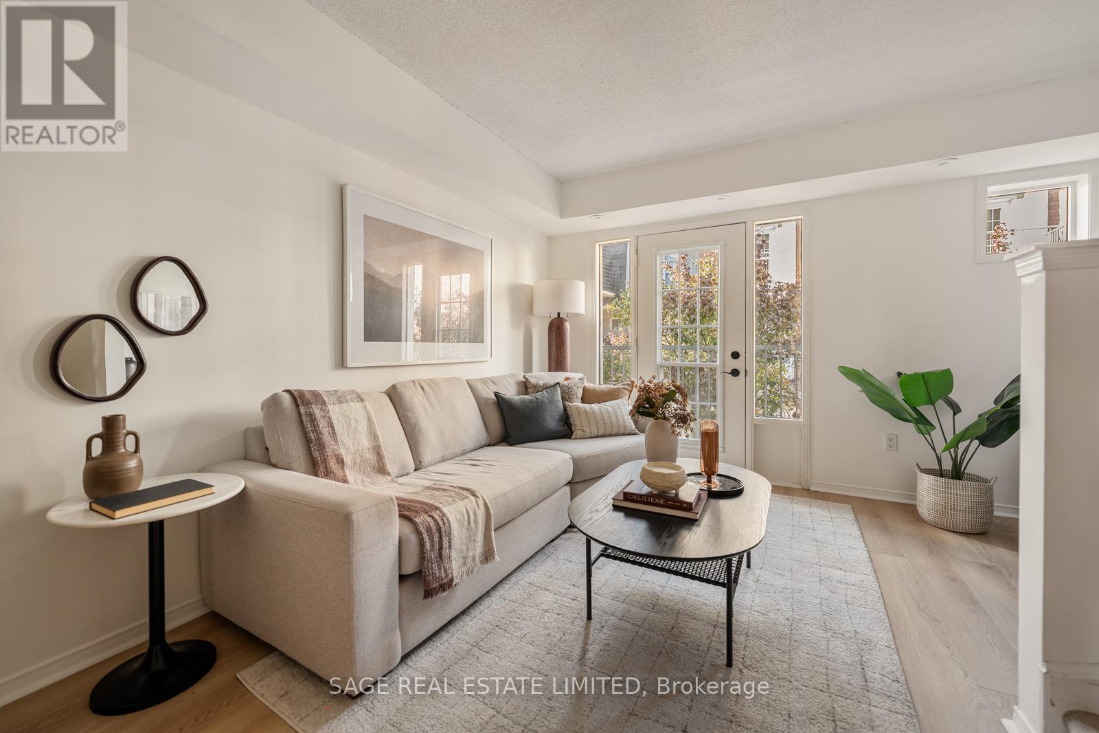 221 20 Merchant Ln, Toronto, ON M6P 4J6