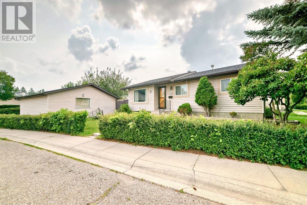 120 Pinegreen Close NE, Calgary, AB T1Y 1W2