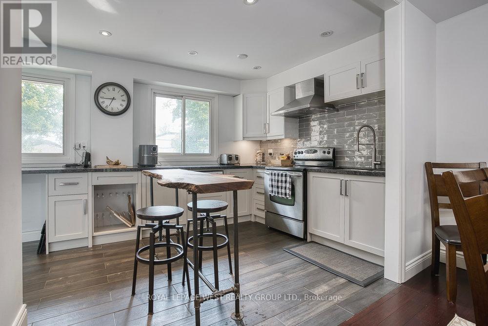 3 92 Twenty Ninth St, Toronto, ON M8W 3B2