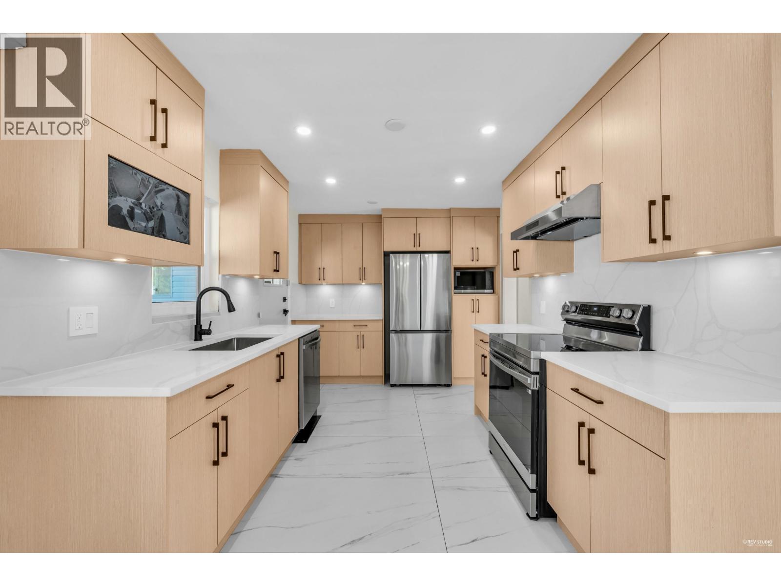 3640 St Anne St, Port Coquitlam, BC V3B 4G8