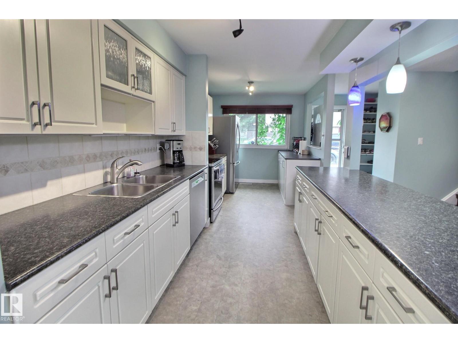 49 Royal Rd NW, Edmonton, AB T6J 2E7