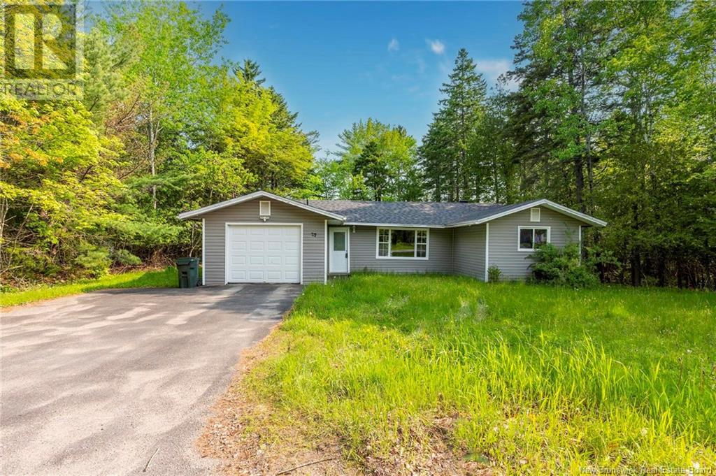 27 Iona Ave, Rothesay, NB E2E 3J1