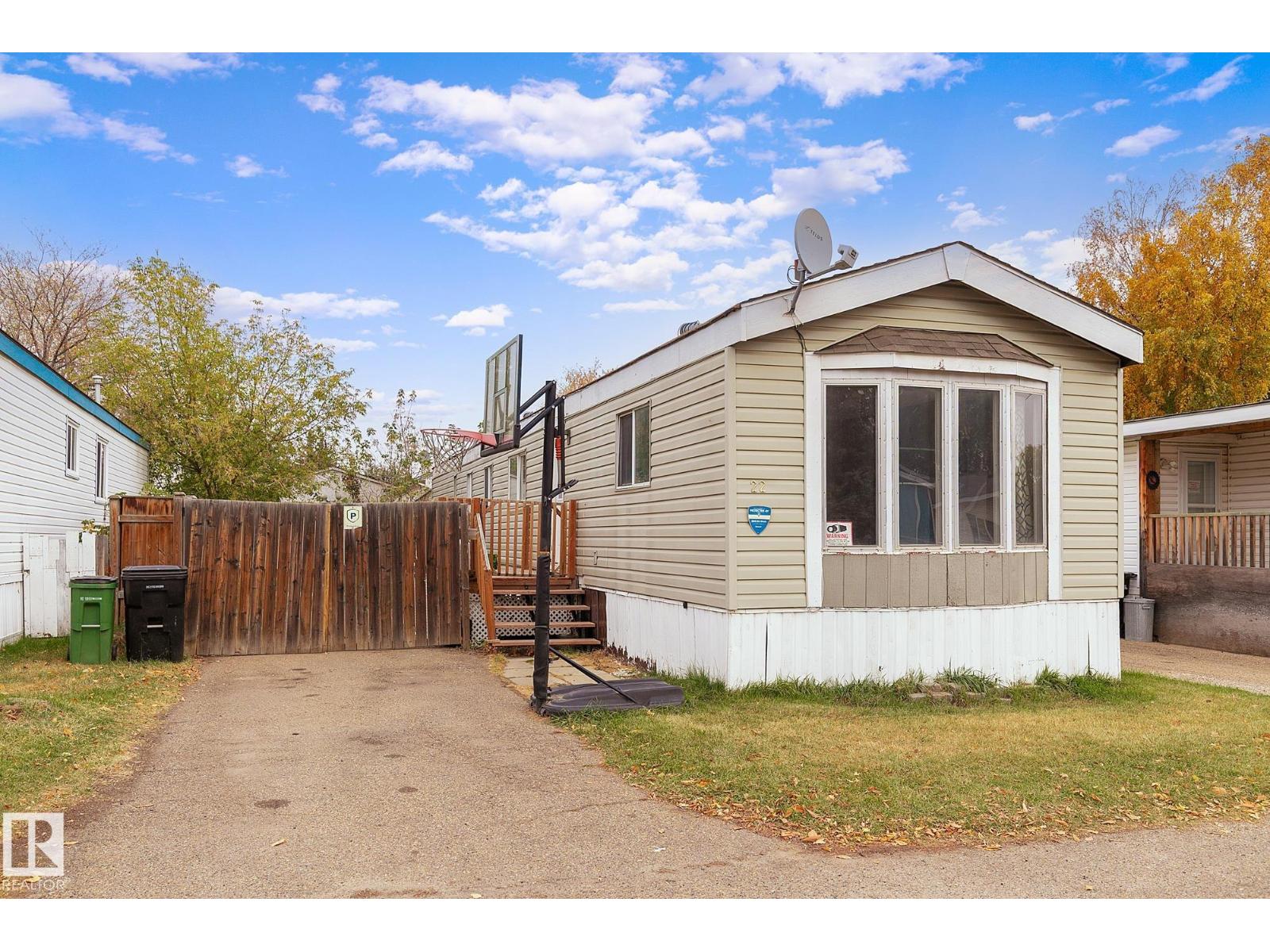 22 W View Bv NW, Edmonton, AB T5S 1T5
