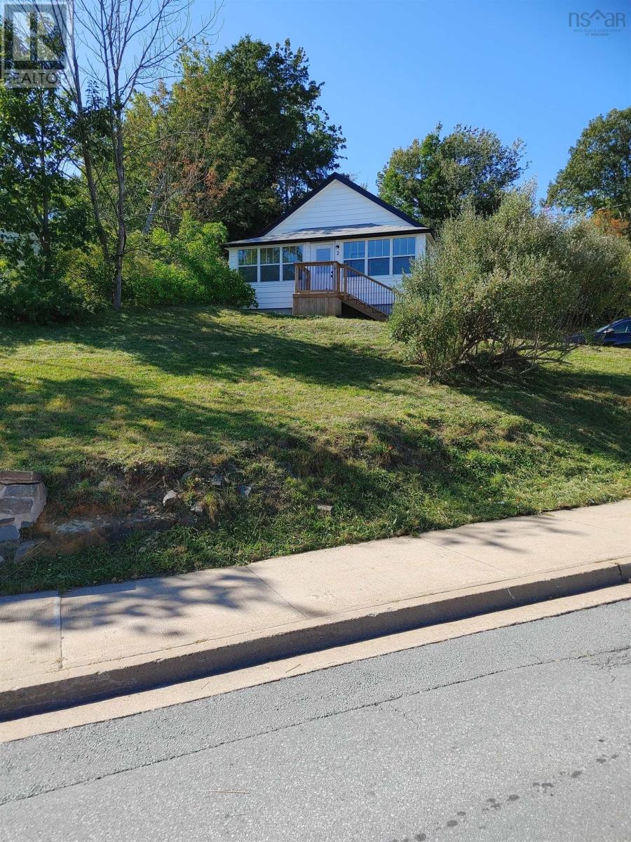 2 Holland Ave, Bedford, NS B4A 1L4