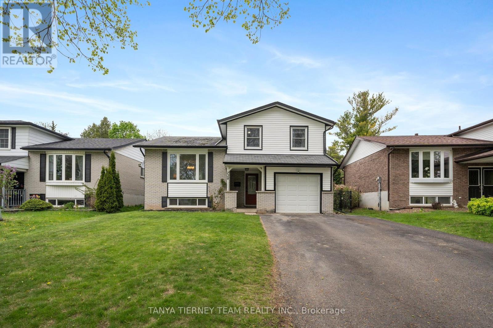 728 Bermuda Ave, Oshawa, ON L1J 6A8