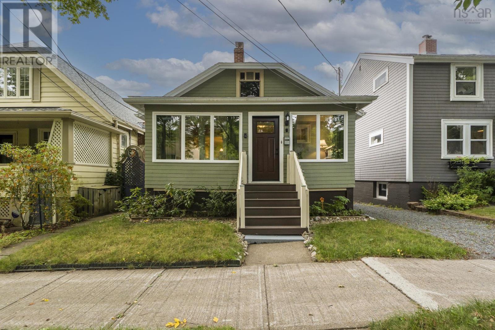 2512 Poplar St, Halifax, NS B3L 2Y8