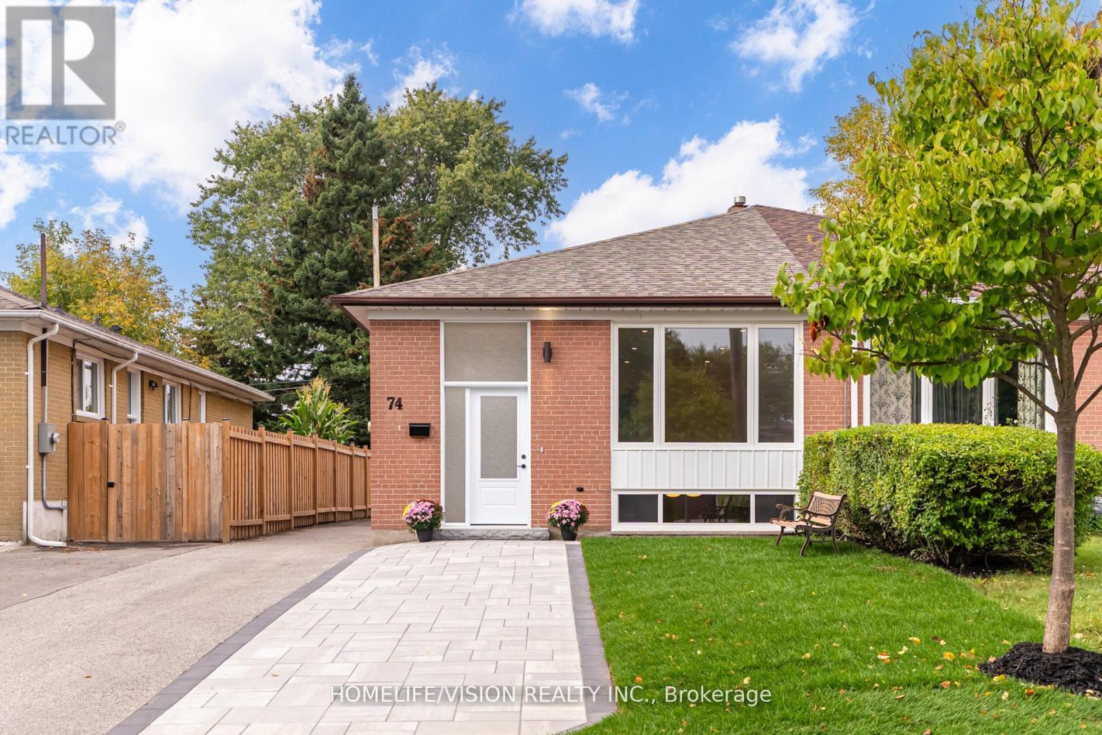74 Cabot St, Oshawa, ON L1J 5R7