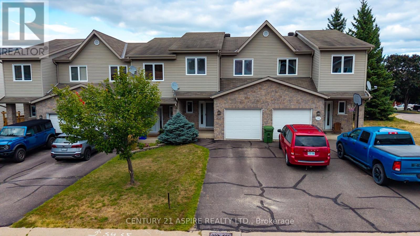 33 Northbrook Rd, Petawawa, ON K8H 3N5