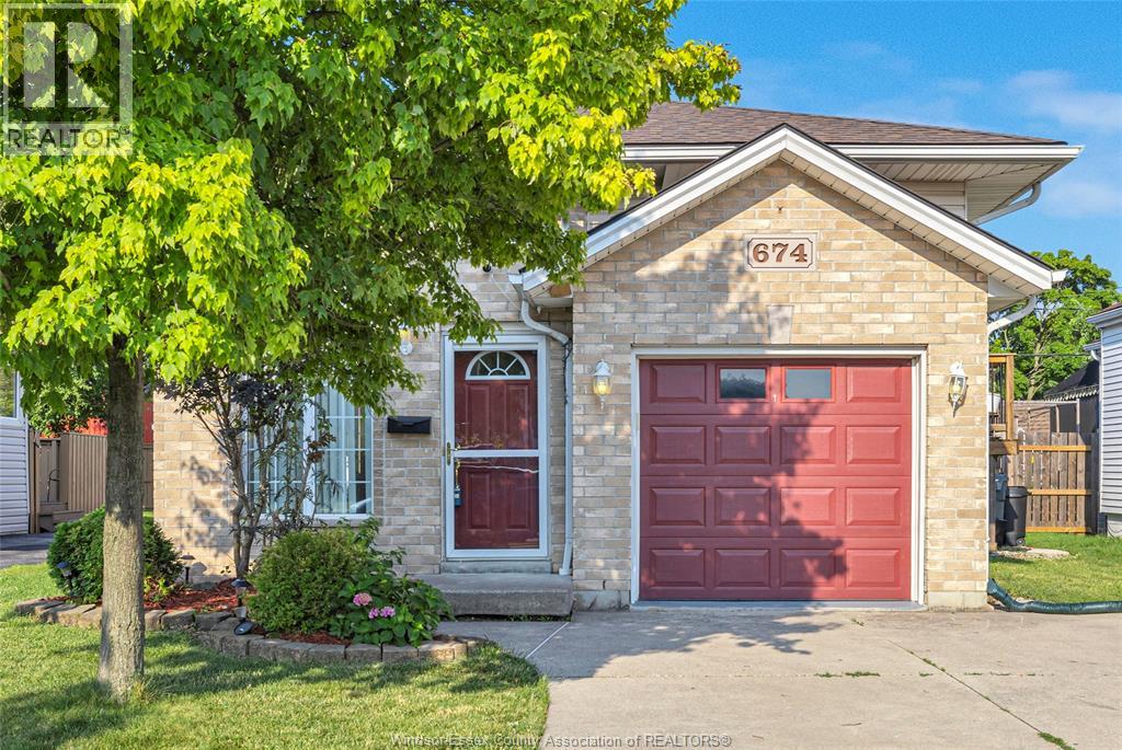 674 Labute, Tecumseh, ON N8N 2B3