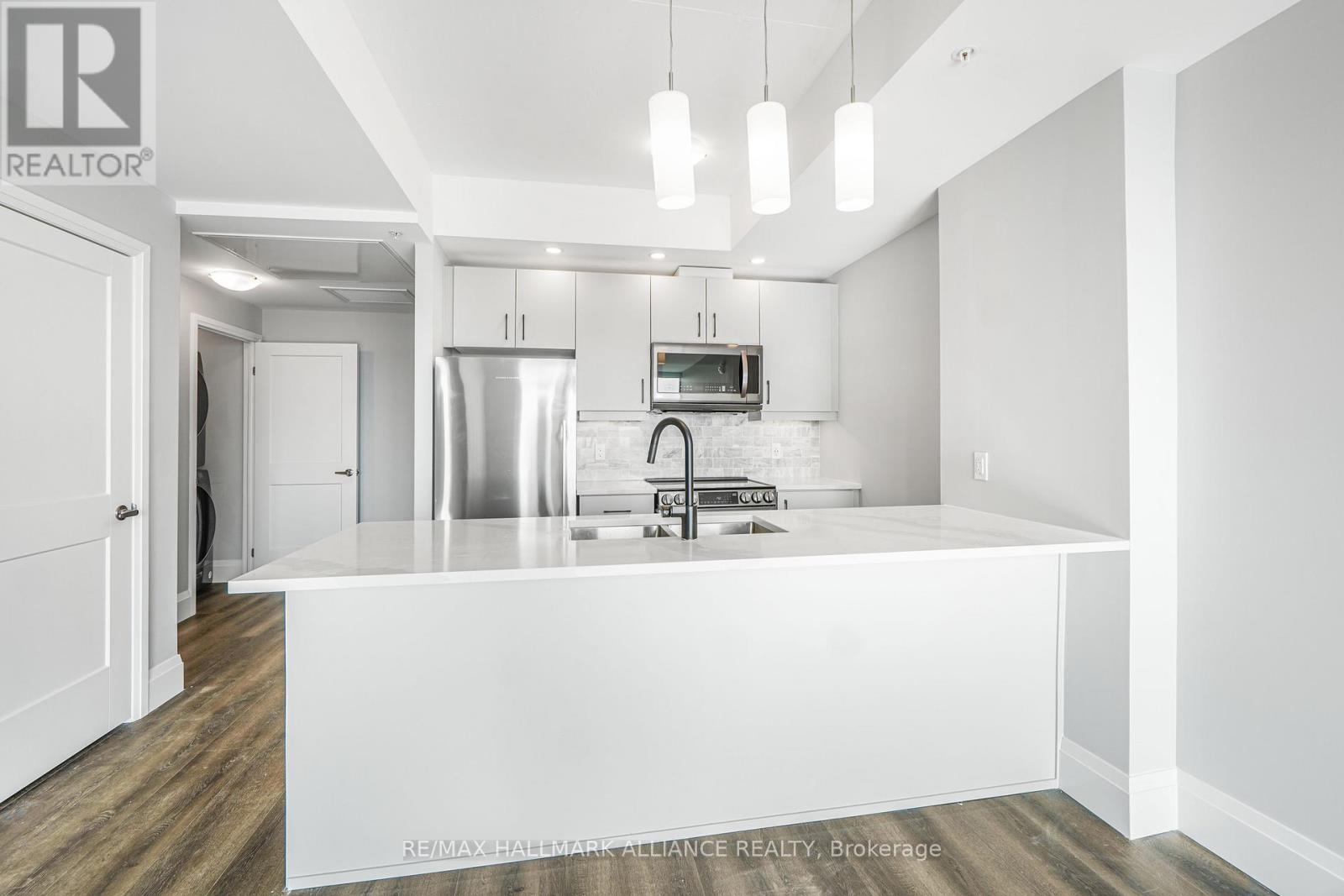 1406 108 Garment St, Kitchener, ON N2G 0E2