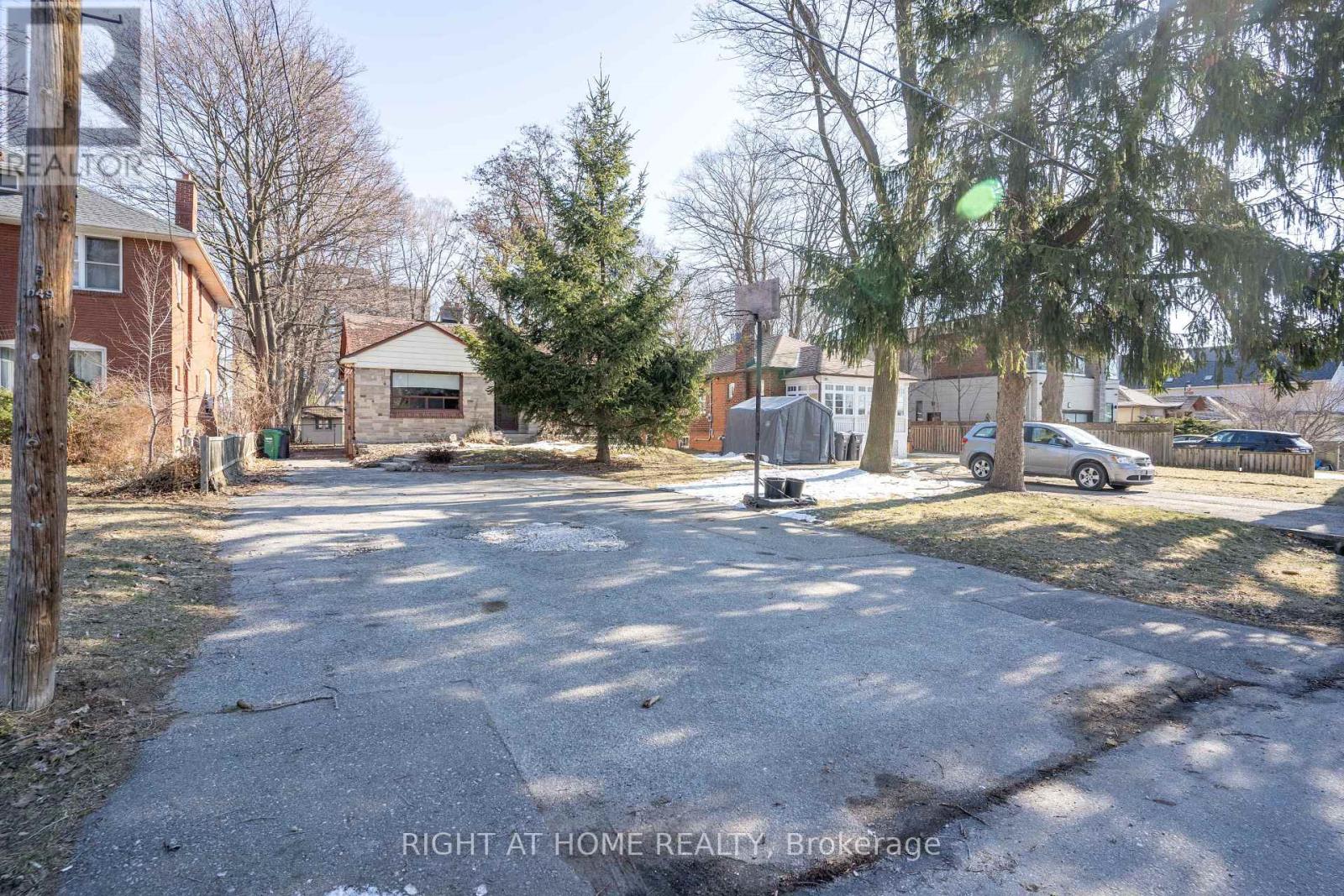 1045 Deta Rd, Mississauga, ON L5E 2R4