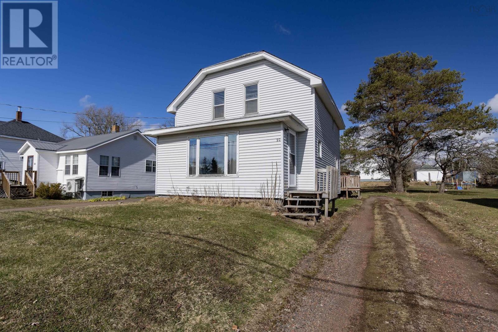 90 Mcfarlane St, Springhill, NS B0M 1X0